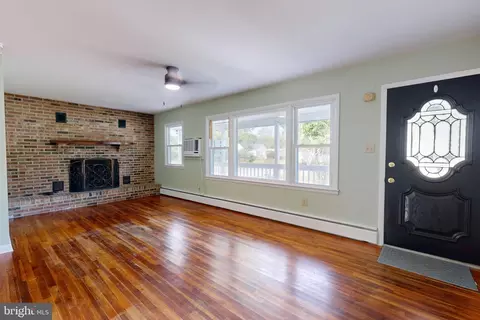 Living - 5303 Spring Dr, Cambridge, MD 21613 photo 3 of 4