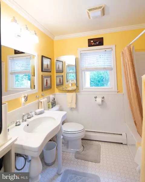 Bath - 409 Talbot Ave, Cambridge, MD 21613 photo 2 of 3