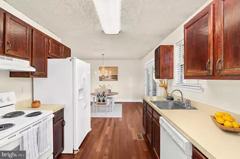 Kitchen - 4306 E Pheasant Dr, Hurlock, MD 21643 photo 2 of 2