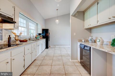 7405 Hilltop Dr, Frederick, MD 21702 photo 3
