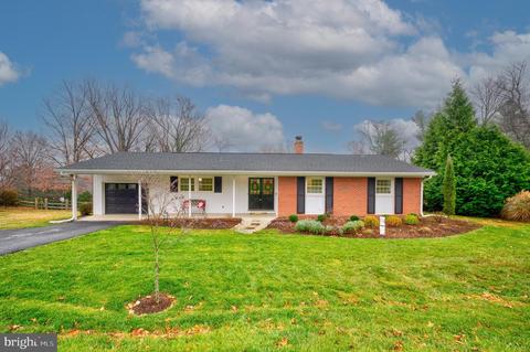 7405 Hilltop Dr, Frederick, MD 21702 photo 1