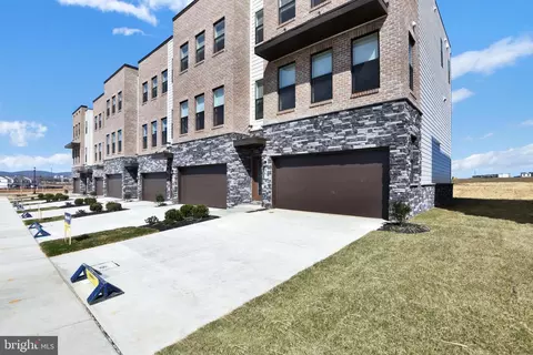 860 Amity St, Frederick, MD 21701 photo 2