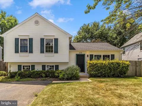 209 Thames Dr, Frederick, MD 21702 photo 2