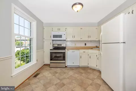 8007 Cattail Ct, Frederick, MD 21701 photo 2
