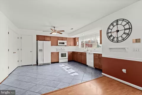 824 Waterford Dr, Frederick, MD 21702 photo 3