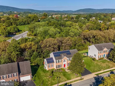 4 N Pointe Ter, Middletown, MD 21769