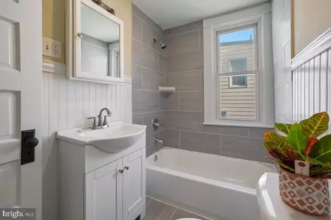 Bath - 12 Franklin St, Frederick, MD 21701 photo 2 of 4