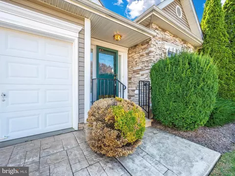 207 Smithfield Dr, Middletown, MD 21769 photo 2