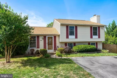 1312 Mulberry Ct, Frederick, MD 21703 photo 2
