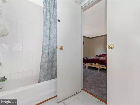 Bath - 1532 Andover Ln, Frederick, MD 21702 photo 2 of 4