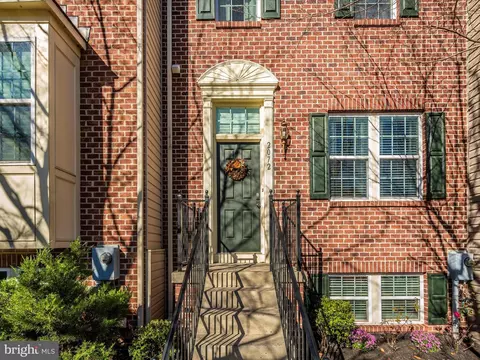 2072 Spring Run Cir, Frederick, MD 21702 photo 2