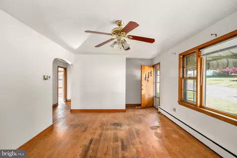 8 Linden Ave, Frederick, MD 21703 photo 4