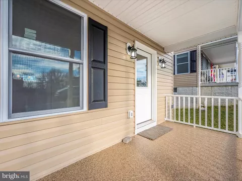 407 E St, Brunswick, MD 21716 photo 2