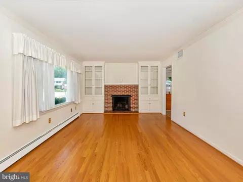 Living - 283 Wyngate Dr, Frederick, MD 21701 photo 2 of 4