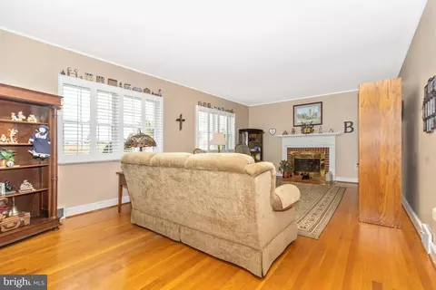 Living - 6028 Linganore Rd, Frederick, MD 21701 photo 1 of 5