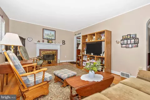 Living - 6028 Linganore Rd, Frederick, MD 21701 photo 2 of 5