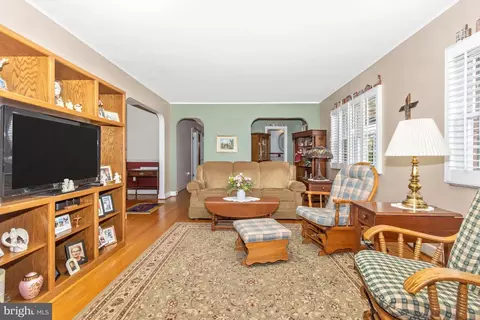 Living - 6028 Linganore Rd, Frederick, MD 21701 photo 4 of 5