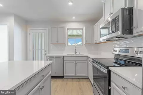332 Hammersmith Cir, Frederick, MD 21702 photo 4