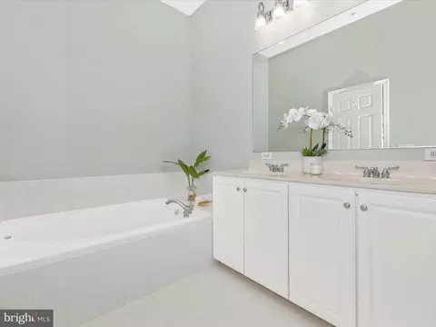 Bath - 8805 Lew Wallace Rd, Frederick, MD 21704 photo 3 of 6