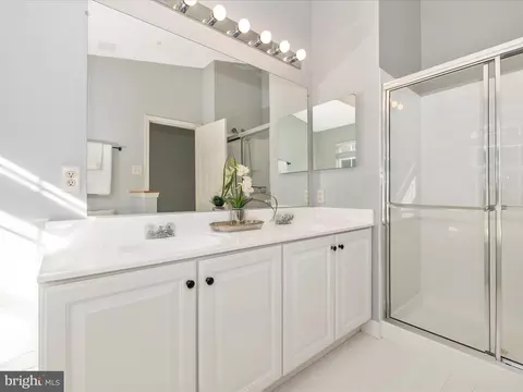 Bath - 521 Sylvan Ct, Frederick, MD 21703 photo 3 of 6