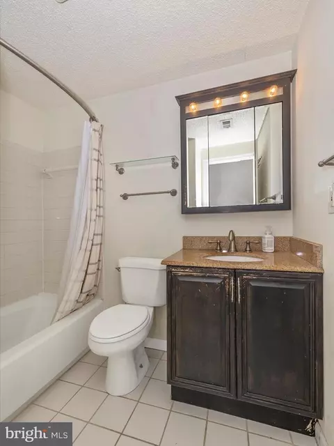 Bath - 812 Chadwick Cir, Frederick, MD 21701 photo 3 of 3