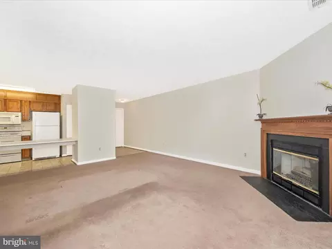 Living - 2129 Wainwright Ct #1C, Frederick, MD 21702 photo 5 of 7