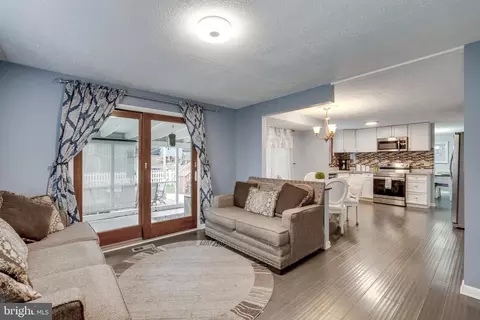 Living - 141 Melrose Ct, Frederick, MD 21702 photo 4 of 6