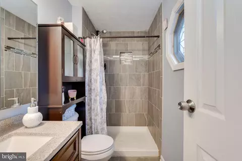 Bath - 141 Melrose Ct, Frederick, MD 21702 photo 2 of 8