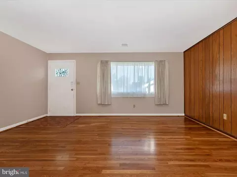 Living - 907 Young Pl, Frederick, MD 21702 photo 1 of 2