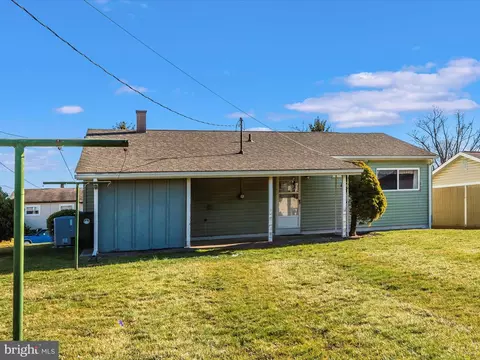 Exterior - 907 Young Pl, Frederick, MD 21702 photo 3 of 12