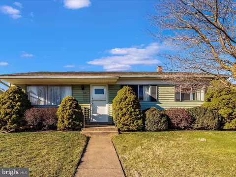 907 Young Pl, Frederick, MD 21702