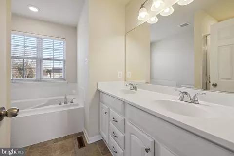 Bath - 4961 Farringdon Ct, Frederick, MD 21703 photo 2 of 4