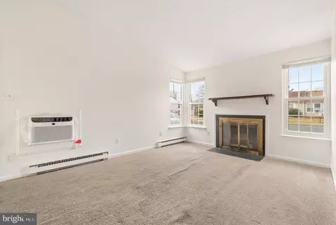 Living - 810 Chadwick Cir, Frederick, MD 21701 photo 3 of 4