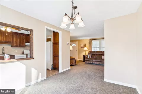 Living - 7016 Willow Tree Dr S, Middletown, MD 21769 photo 7 of 10