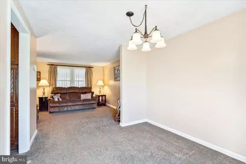 Living - 7016 Willow Tree Dr S, Middletown, MD 21769 photo 6 of 10