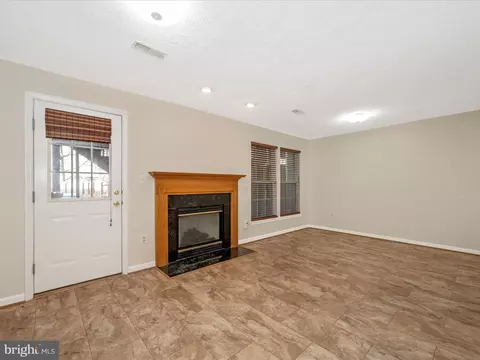Living - 9522 Bellhaven Ct, Frederick, MD 21701 photo 8 of 9