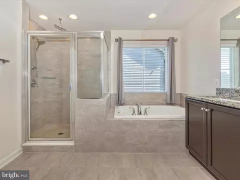 Bath - 5512 Hawk Ridge Rd, Frederick, MD 21704 photo 4 of 7