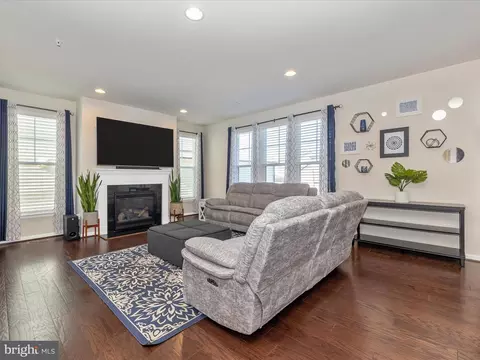 Living - 5512 Hawk Ridge Rd, Frederick, MD 21704 photo 2 of 5