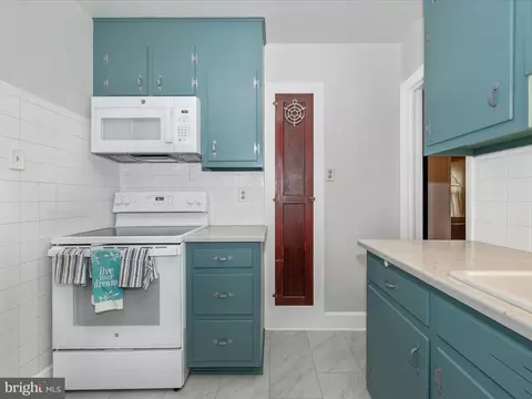 Bath - 24 W 12th St, Frederick, MD 21701 photo 1 of 7