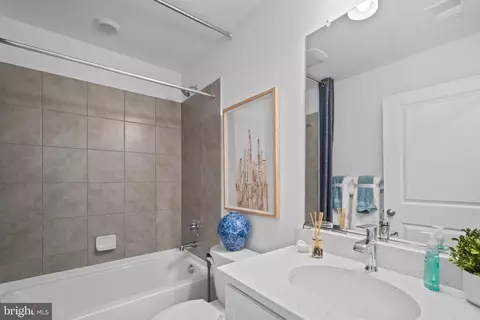 Bath - 366 Tiller St, Frederick, MD 21701 photo 2 of 5