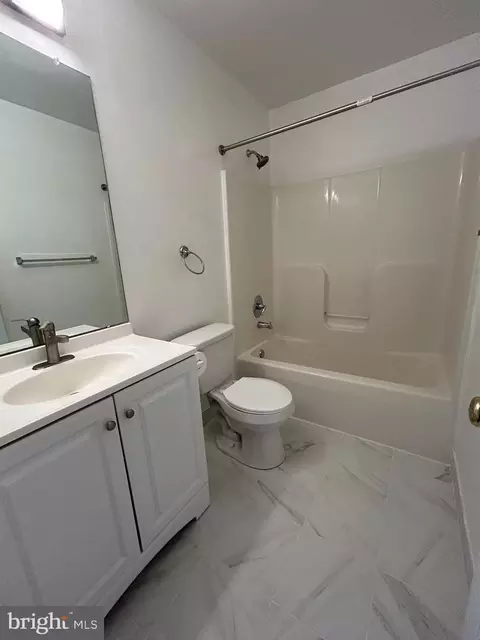 Bath - 5039 Saint Simon Ter, Frederick, MD 21703 photo 10 of 12