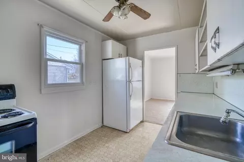 Entry Way - 421 Lee Pl, Frederick, MD 21702 photo 3 of 5