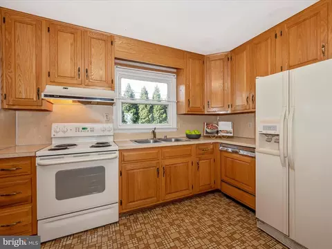 Kitchen - 1131 Young Pl, Frederick, MD 21702 photo 5 of 6