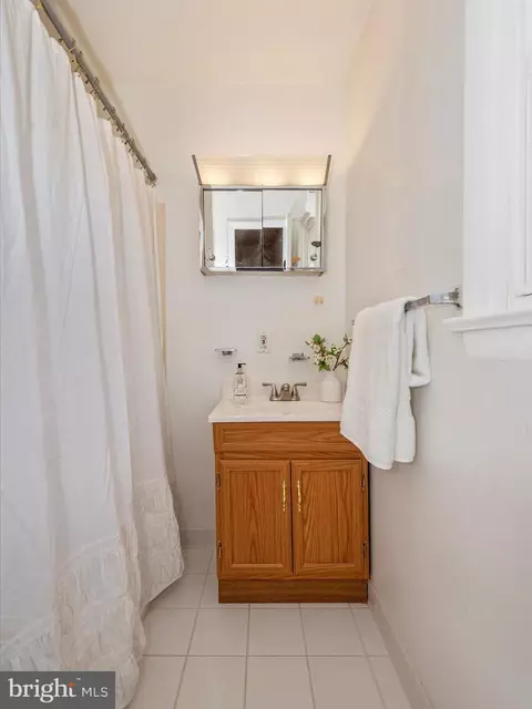 Bath - 1131 Young Pl, Frederick, MD 21702 photo 2 of 5
