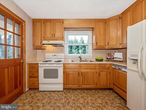 Kitchen - 1131 Young Pl, Frederick, MD 21702 photo 4 of 6