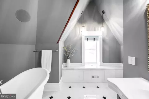 Bath - 312 E Main St, Middletown, MD 21769 photo 5 of 20