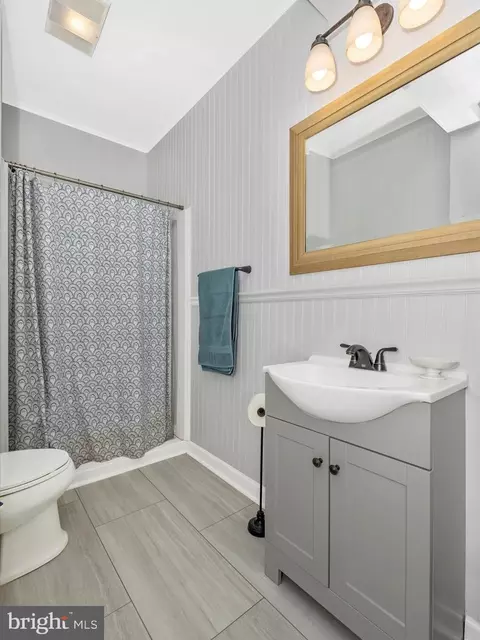 Bath - 917 E C St, Brunswick, MD 21716 photo 2 of 2