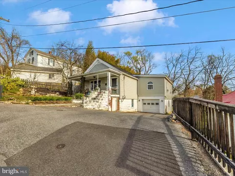Exterior - 917 E C St, Brunswick, MD 21716 photo 2 of 14