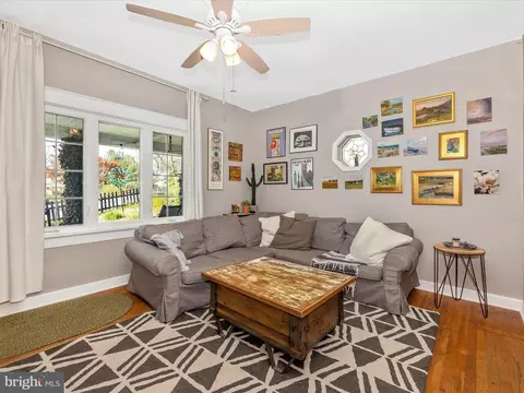 Living - 917 E C St, Brunswick, MD 21716 photo 2 of 5