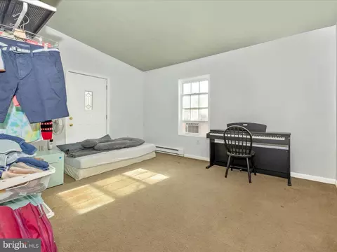 Bedroom - 917 E C St, Brunswick, MD 21716 photo 8 of 12